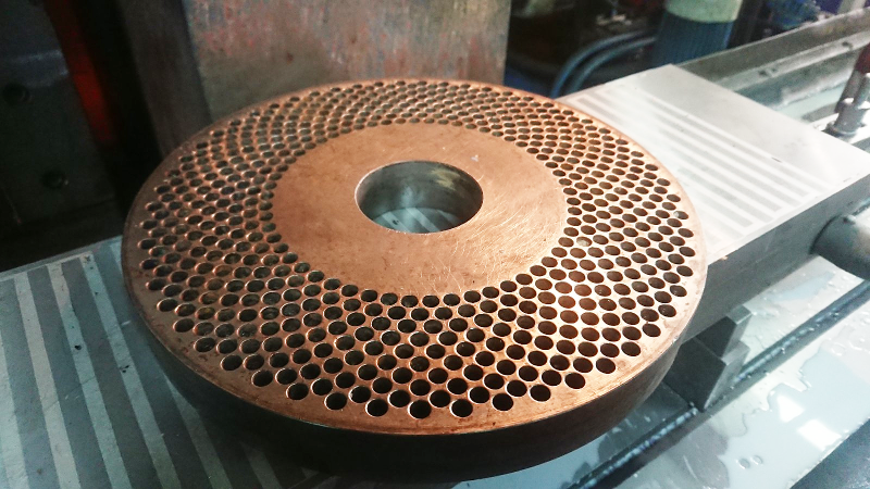 iшлифовка матрицы пелетайзера